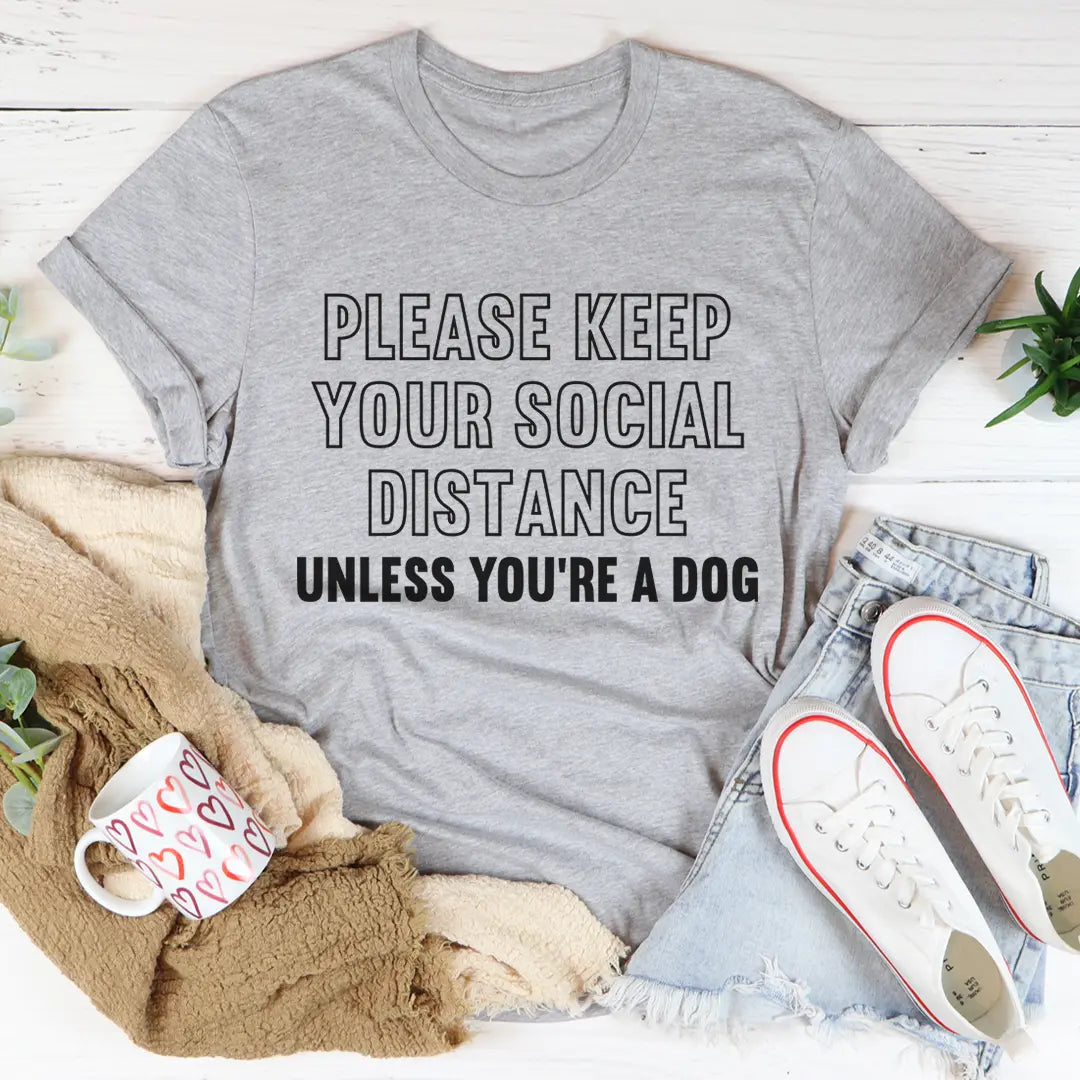 Please Keep Your Distance Unless You’re A Dog T-shirt – Grappig & Comfortabel MerchMallow